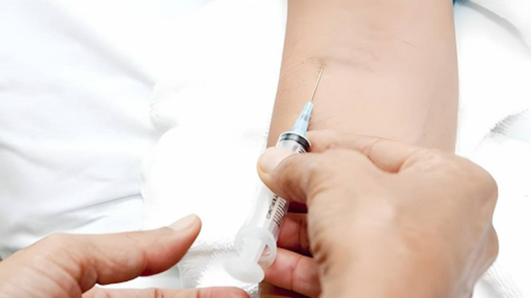 nam-ro-tac-dung-khong-mong-muon-co-the-xay-ra-khi-truyen-vao-tinh-mach