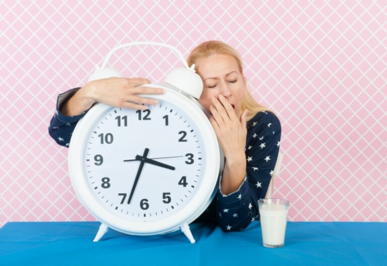 trằn trọc khó ngủ tuổi trung niên